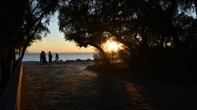 καιρός-εως-33-βαθμούς-η-θερμοκρασία-πο-563803372