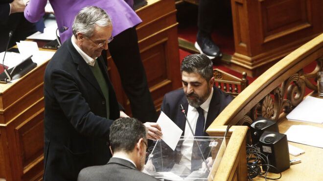 με-το-βλέμμα-σε-σαμαρά-η-ν-δ-563830567