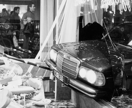 πλήγμα-στον-χώρο-του-τύπου-και-της-πολι-563799706