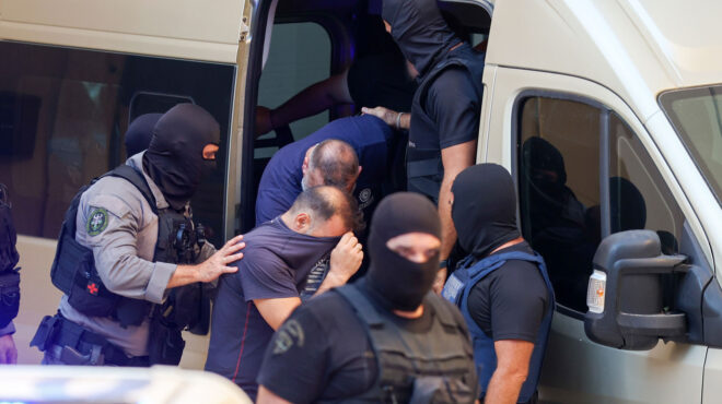 πλοκάμια-και-στην-εκκλησία-είχε-η-μαφί-563791363