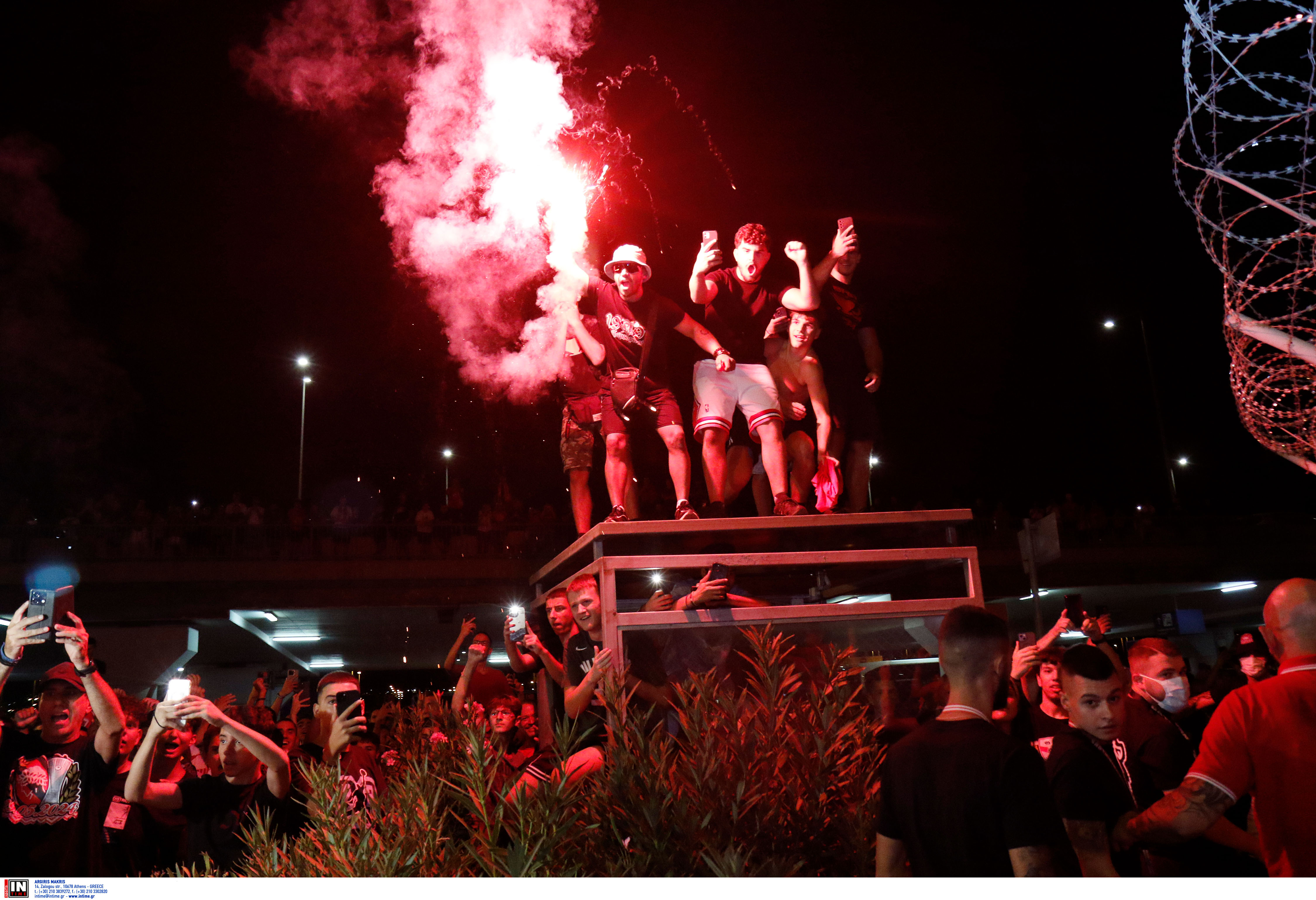 Στην Ελλάδα ο Ποντένσε – Αποθέωση από 2.000 οπαδούς του Ολυμπιακού στο αεροδρόμιο-1