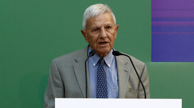 h-δικαιοσύνη-απονέμεται-στα-δικαστήρ-563841328