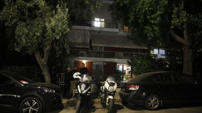 νέος-κόσμος-ανδρας-και-γυναίκα-εντοπί-563796538