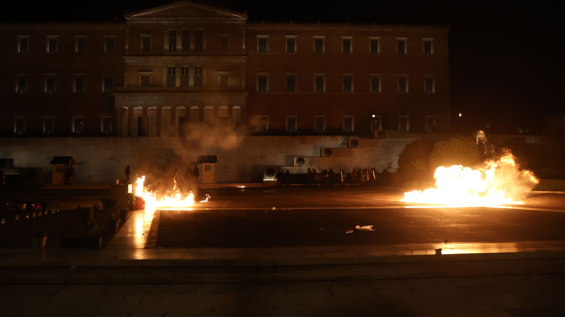 Επεισόδια στο Σύνταγμα μετά τη συγκέντρωση για τα Τέμπη-1