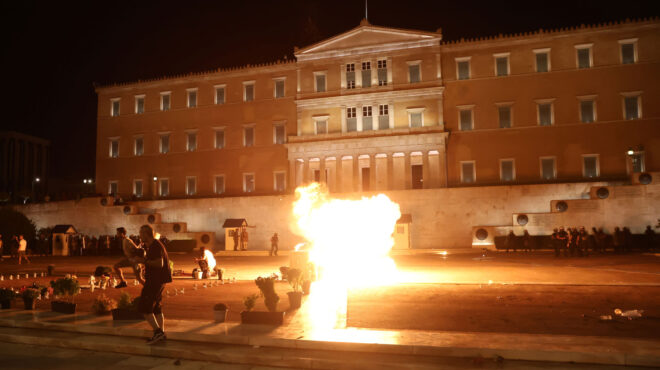 επεισόδια-στο-σύνταγμα-μετά-τη-συγκέν-563800900