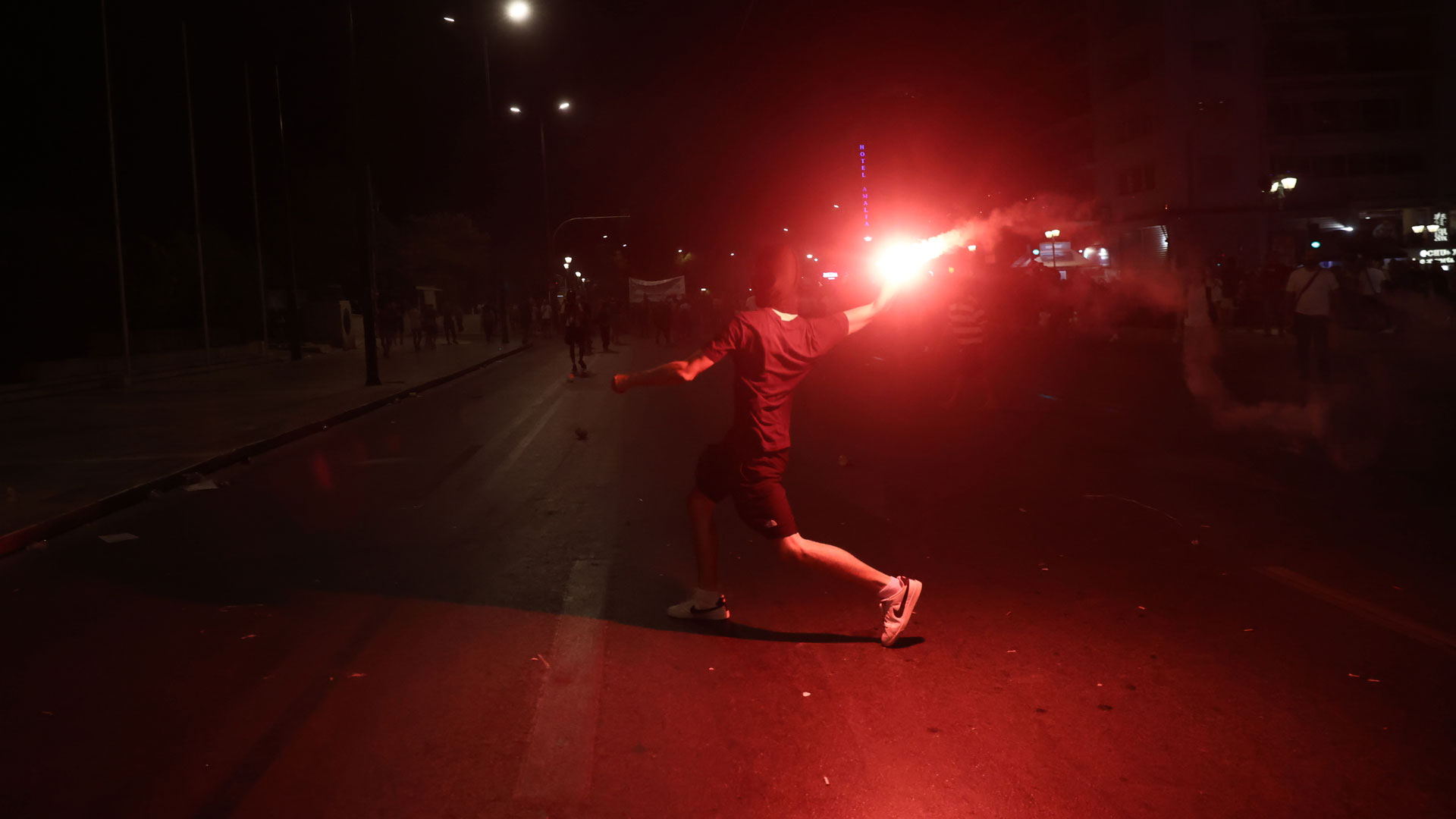 Επεισόδια στο Σύνταγμα μετά τη συγκέντρωση για τα Τέμπη-2