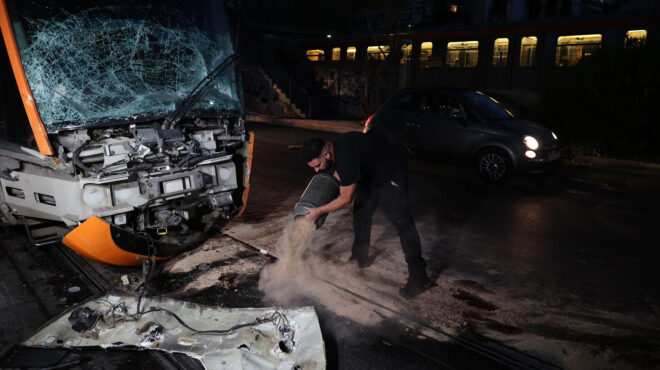 πρόσκρουση-τραμ-σε-λεωφορείο-για-αδια-563806198