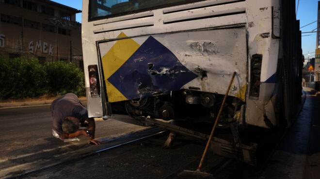 ξαφνικά-το-τραμ-έπεσε-πάνω-στο-λεωφορ-563806216