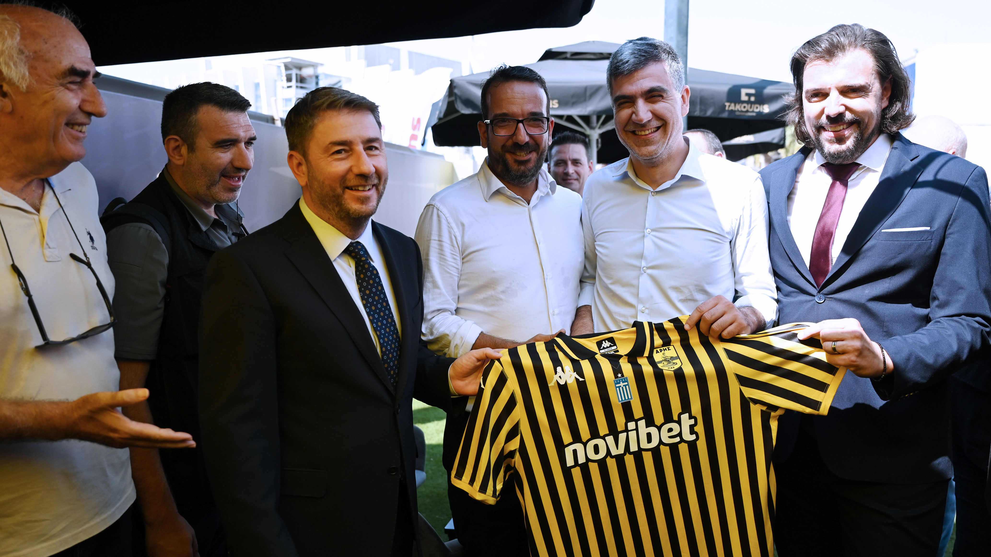 Ν. Ανδρουλάκης: Περιοδεία στα περίπτερα της ΔΕΘ – Το «Akademia», οι παλιοί γνωστοί και η φανέλα του Αρη-2