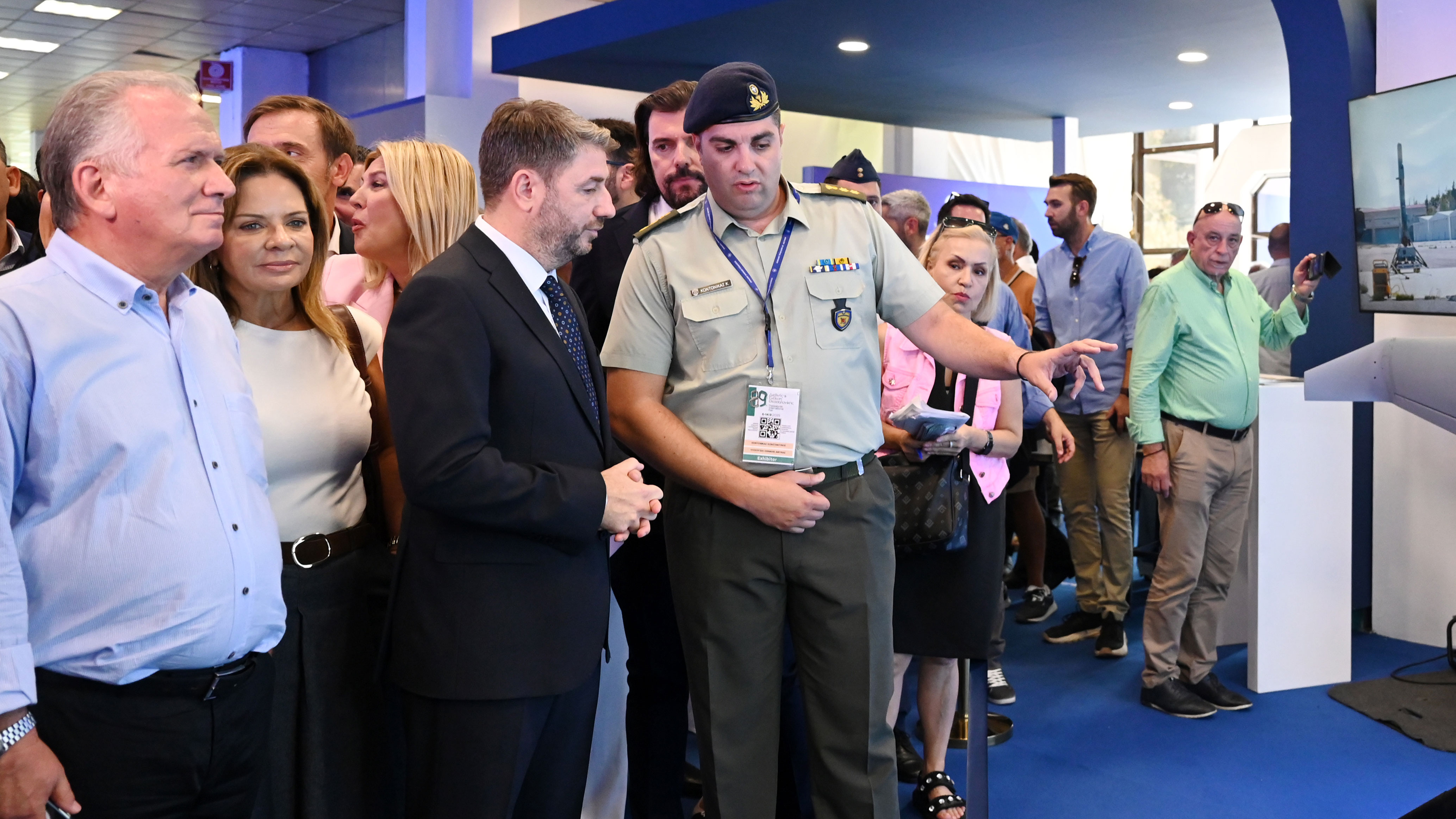 Ν. Ανδρουλάκης: Περιοδεία στα περίπτερα της ΔΕΘ – Το «Akademia», οι παλιοί γνωστοί και η φανέλα του Αρη-1