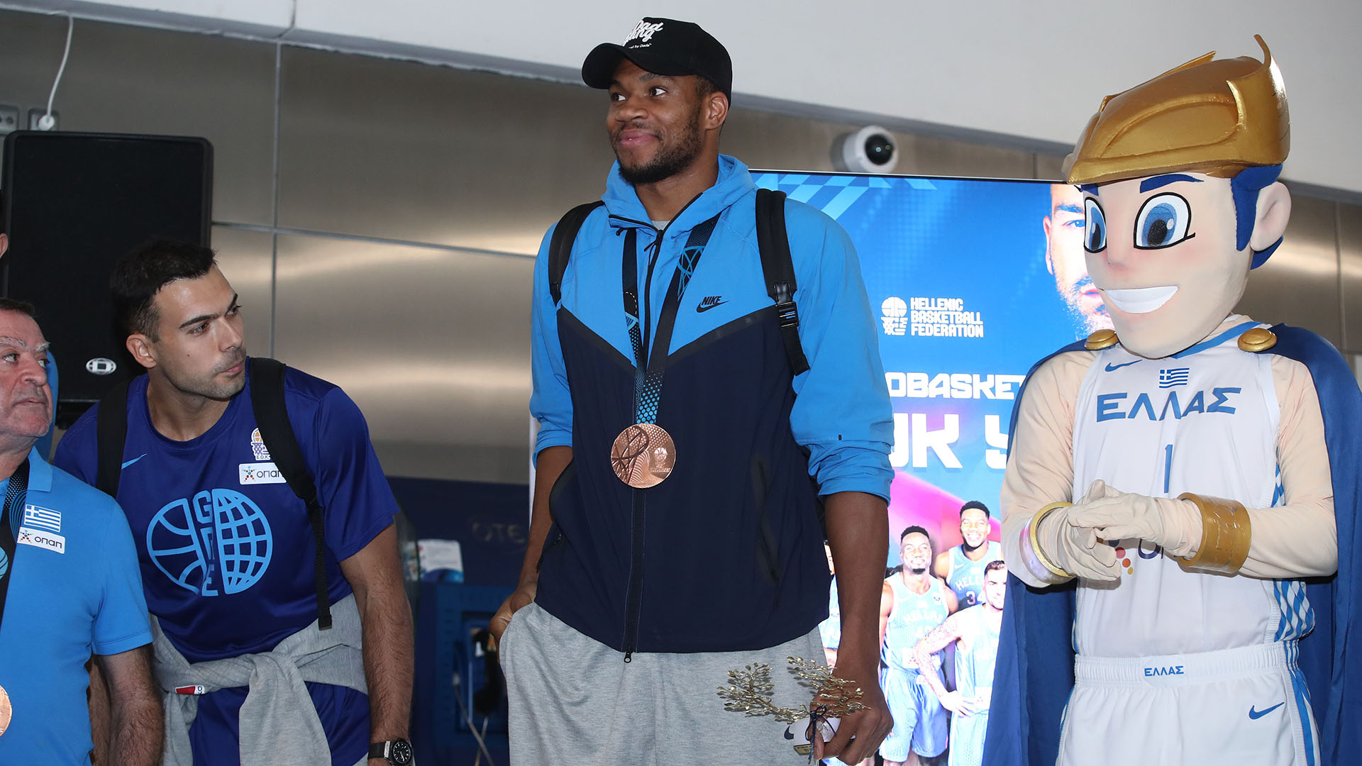 Eurobasket 2025: Η Εθνική έφτασε στην Αθήνα υπό τους ήχους του «Final Countdown» [φωτογραφίες]-1