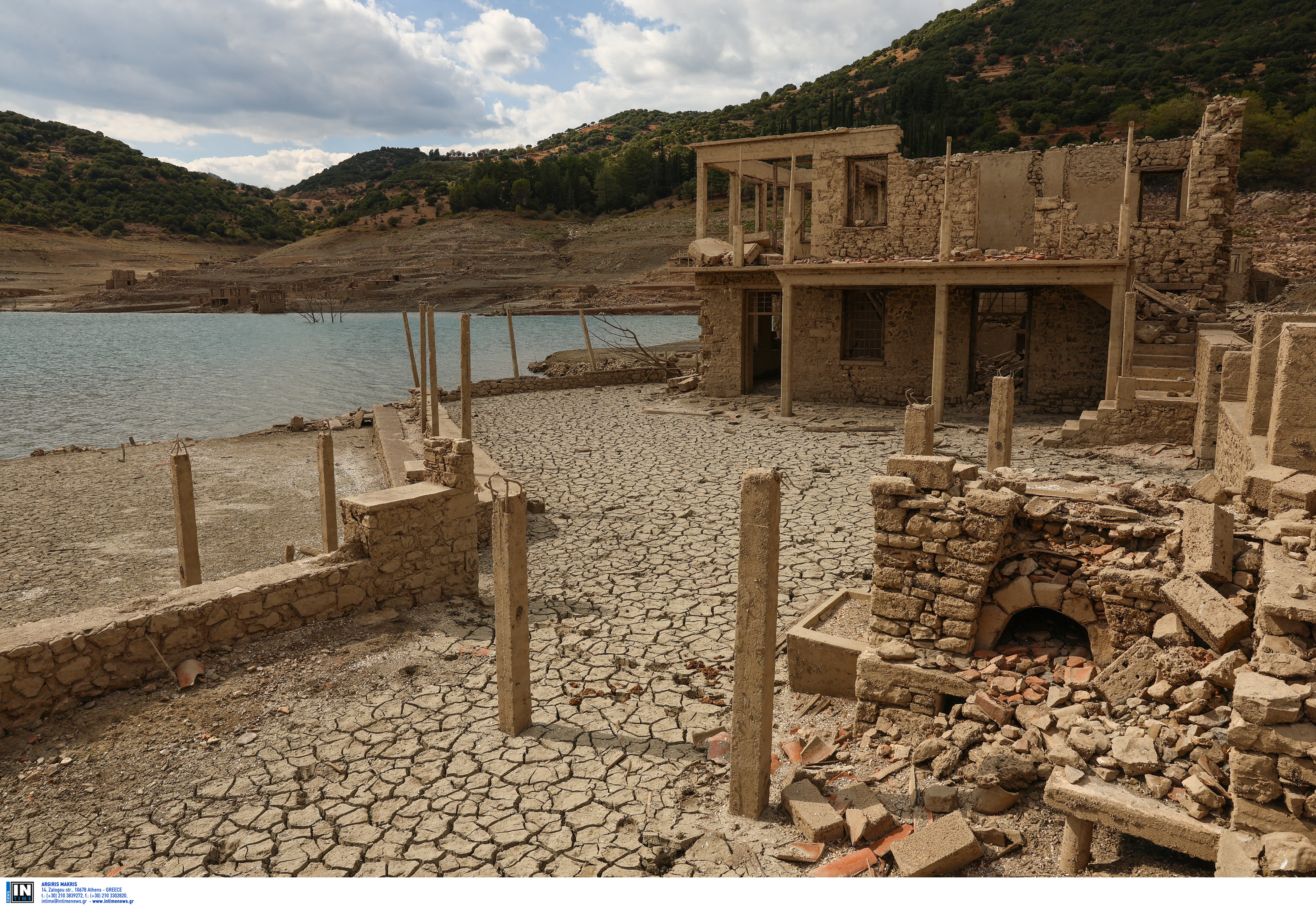 Στερεύει ο Μόρνος: Στην επιφάνεια ξανά το βυθισμένο χωριό Κάλλιο λόγω παρατεταμένης ανομβρίας-1