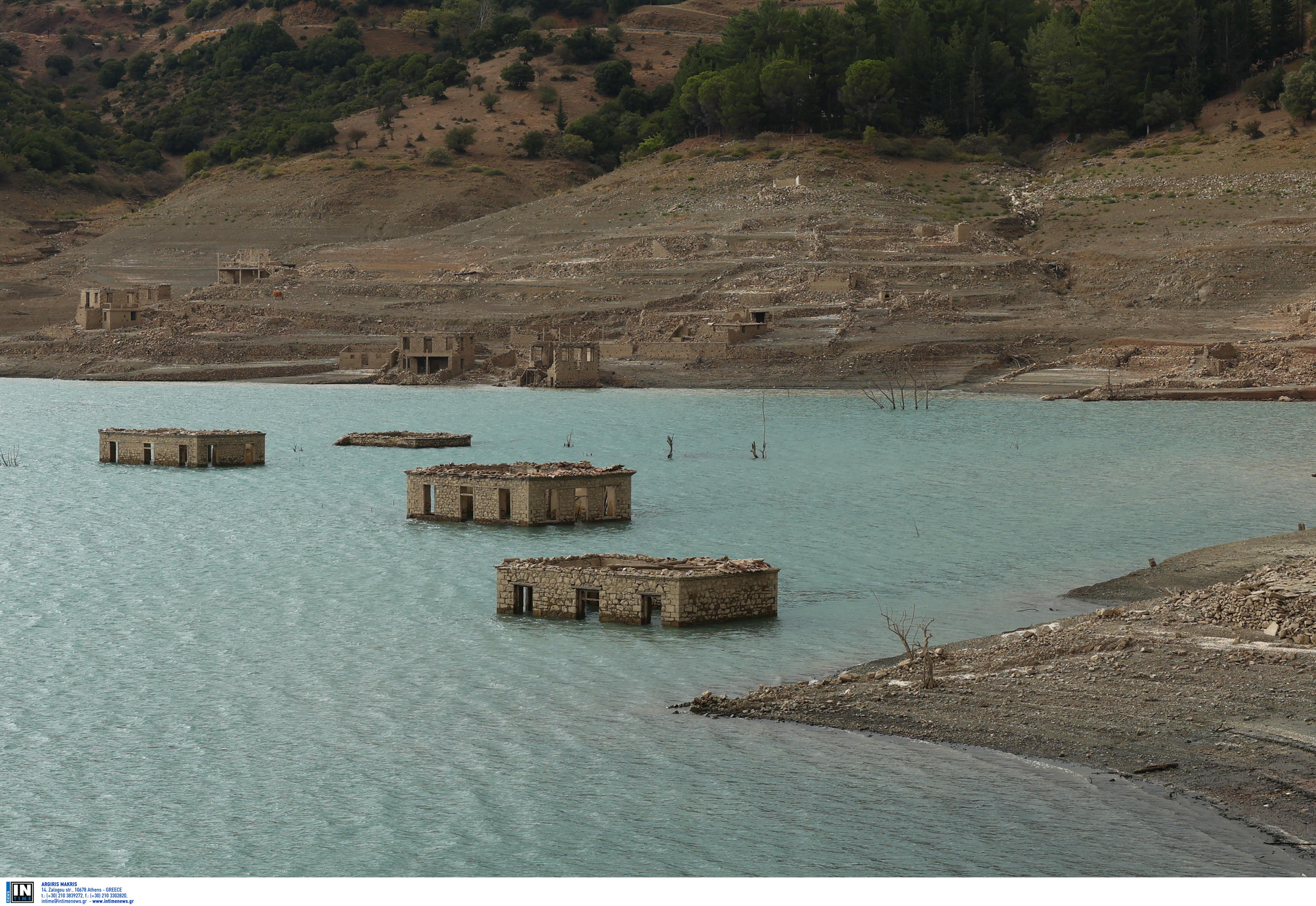 Στερεύει ο Μόρνος: Στην επιφάνεια ξανά το βυθισμένο χωριό Κάλλιο λόγω παρατεταμένης ανομβρίας-8