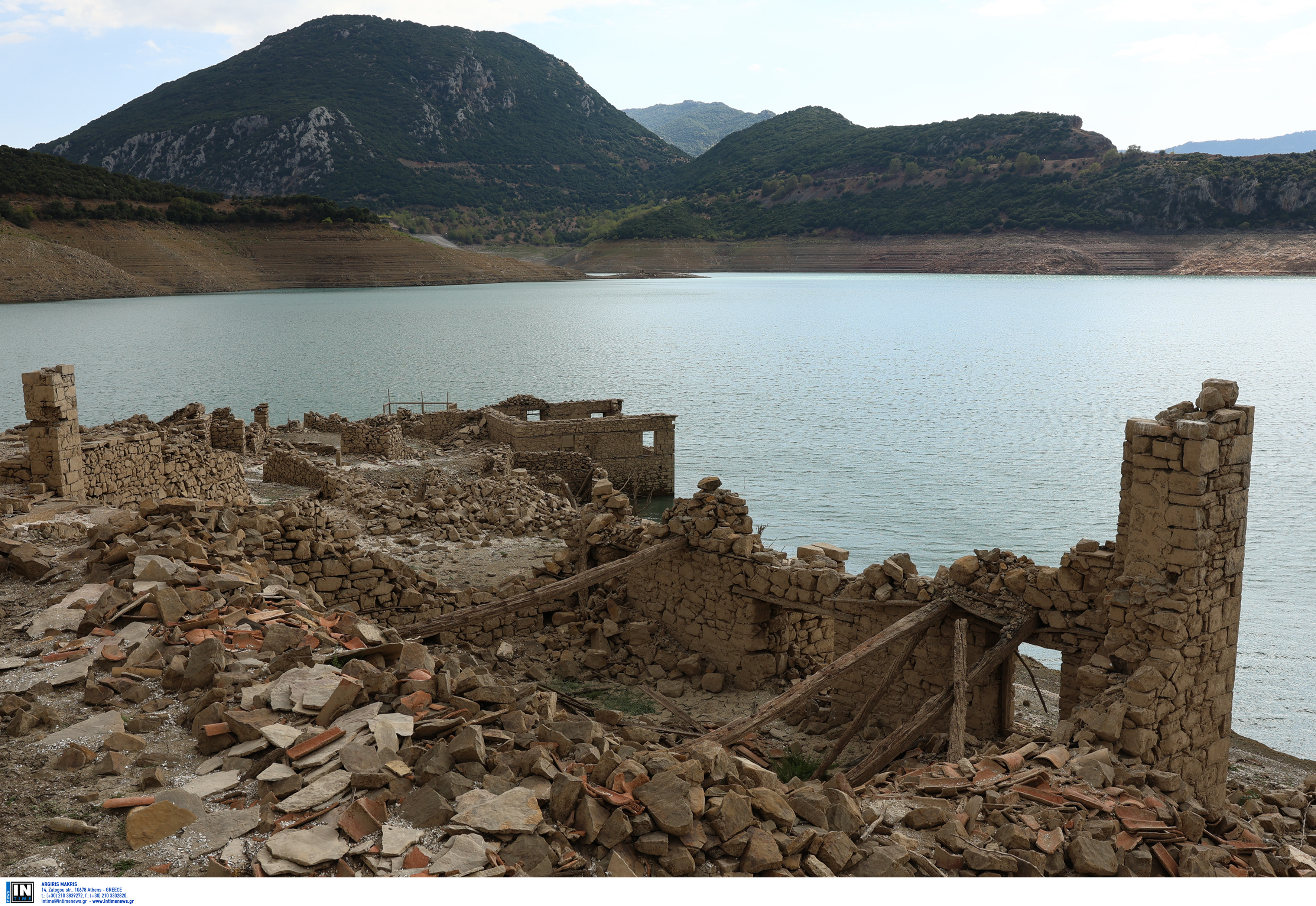 Στερεύει ο Μόρνος: Στην επιφάνεια ξανά το βυθισμένο χωριό Κάλλιο λόγω παρατεταμένης ανομβρίας-5