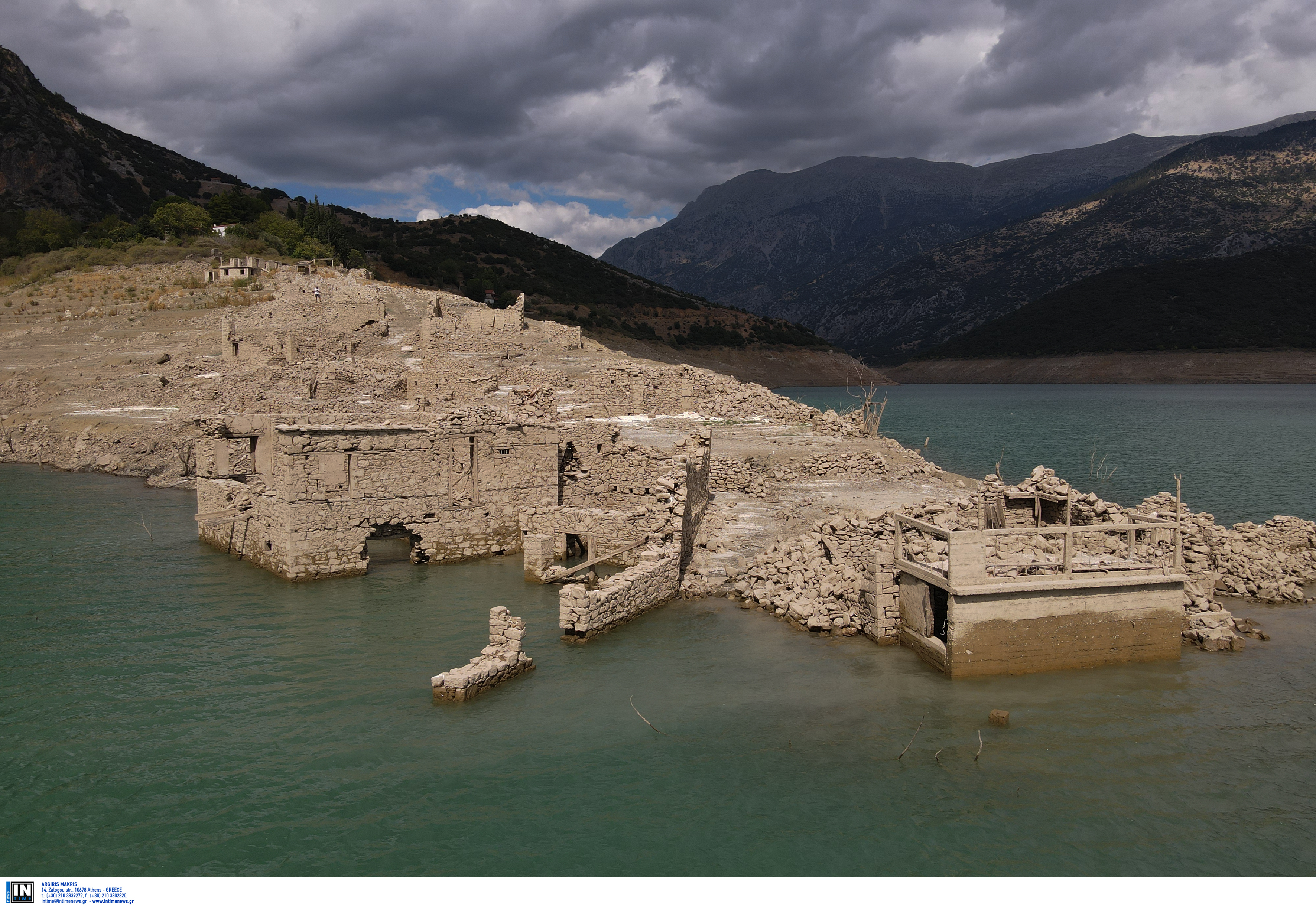 Στερεύει ο Μόρνος: Στην επιφάνεια ξανά το βυθισμένο χωριό Κάλλιο λόγω παρατεταμένης ανομβρίας-6