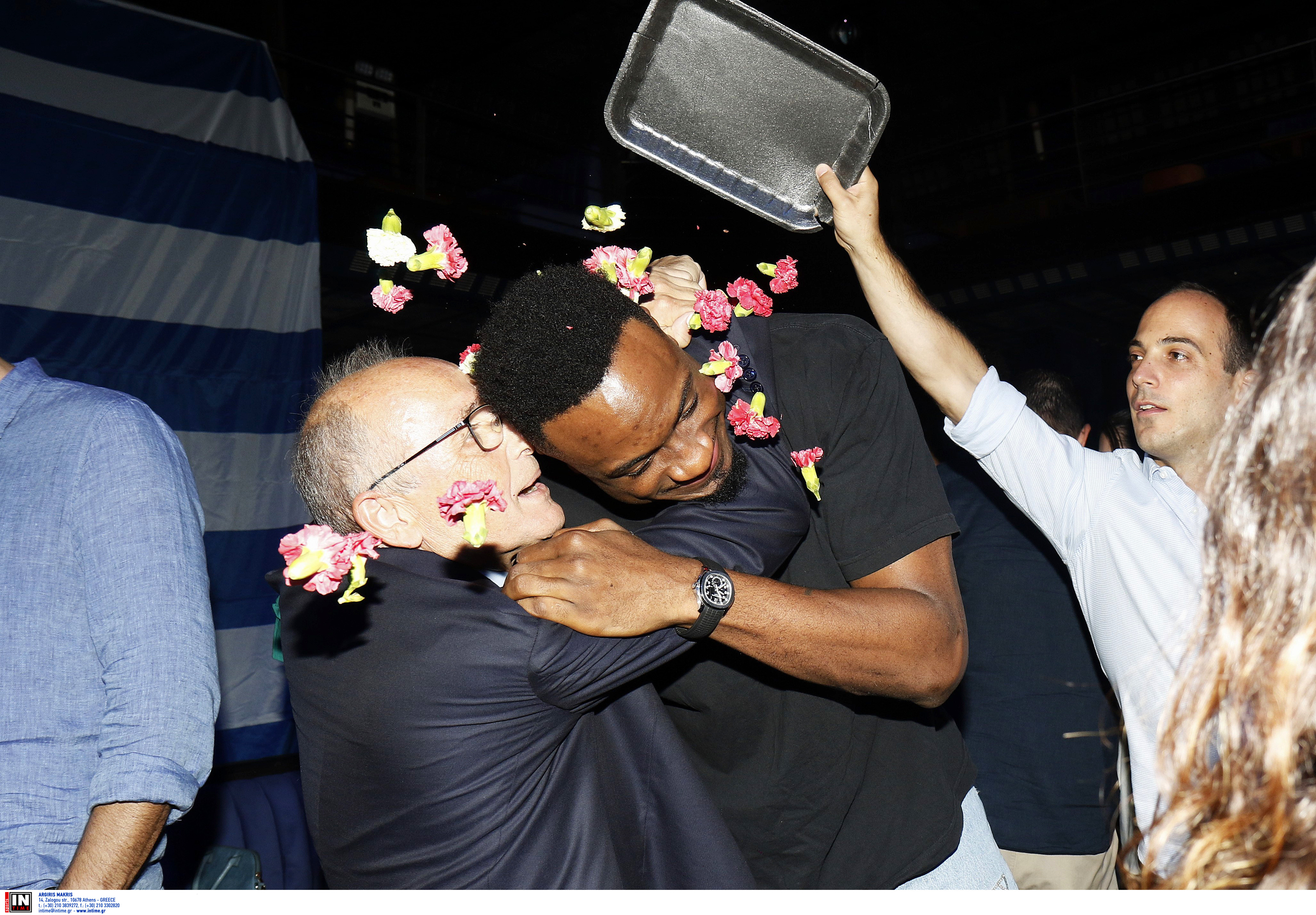 Eurobasket 2025: Το γλέντι της Εθνικής στα μπουζούκια – Φωτογραφίες και βίντεο-8