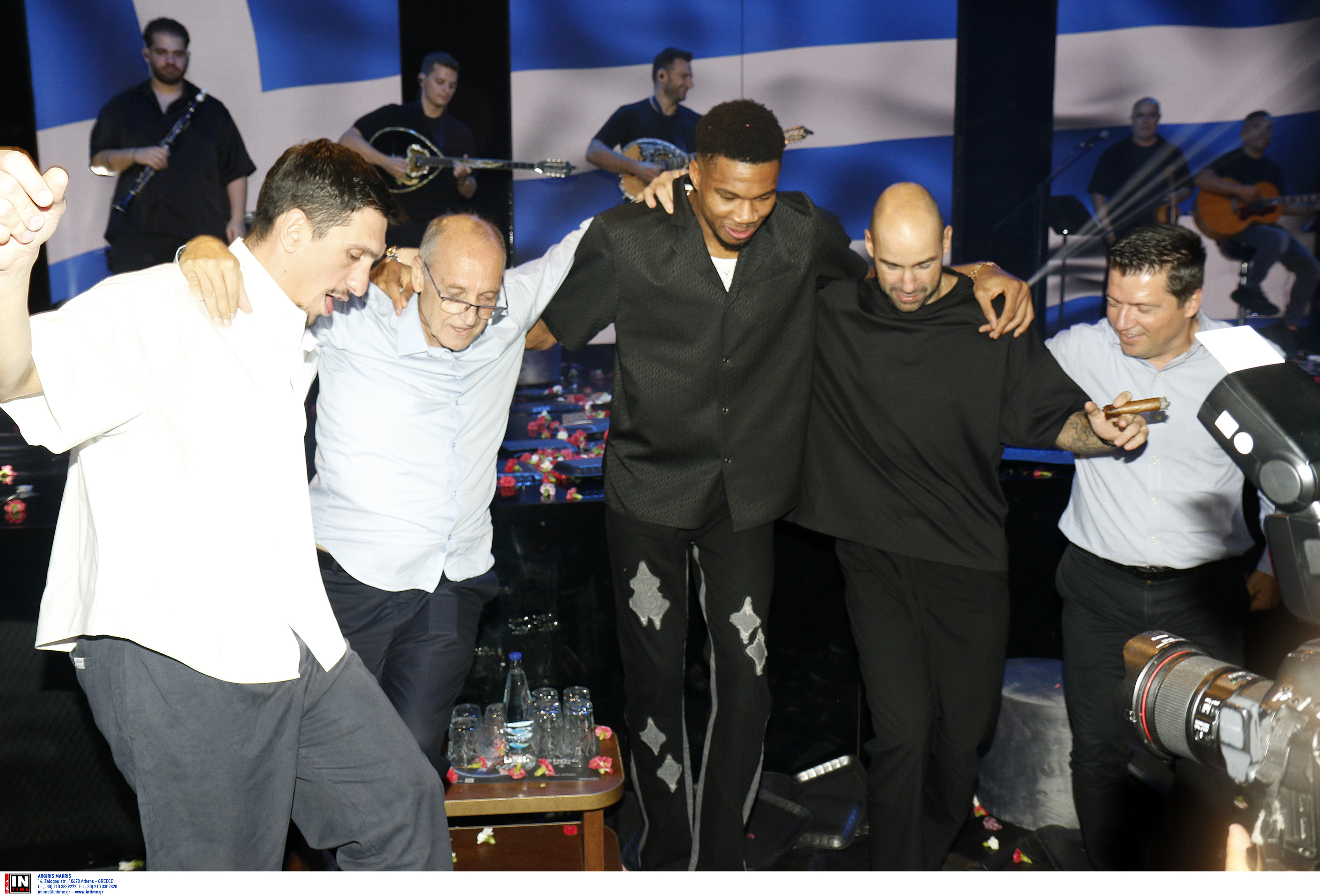 Eurobasket 2025: Το γλέντι της Εθνικής στα μπουζούκια – Φωτογραφίες και βίντεο-2