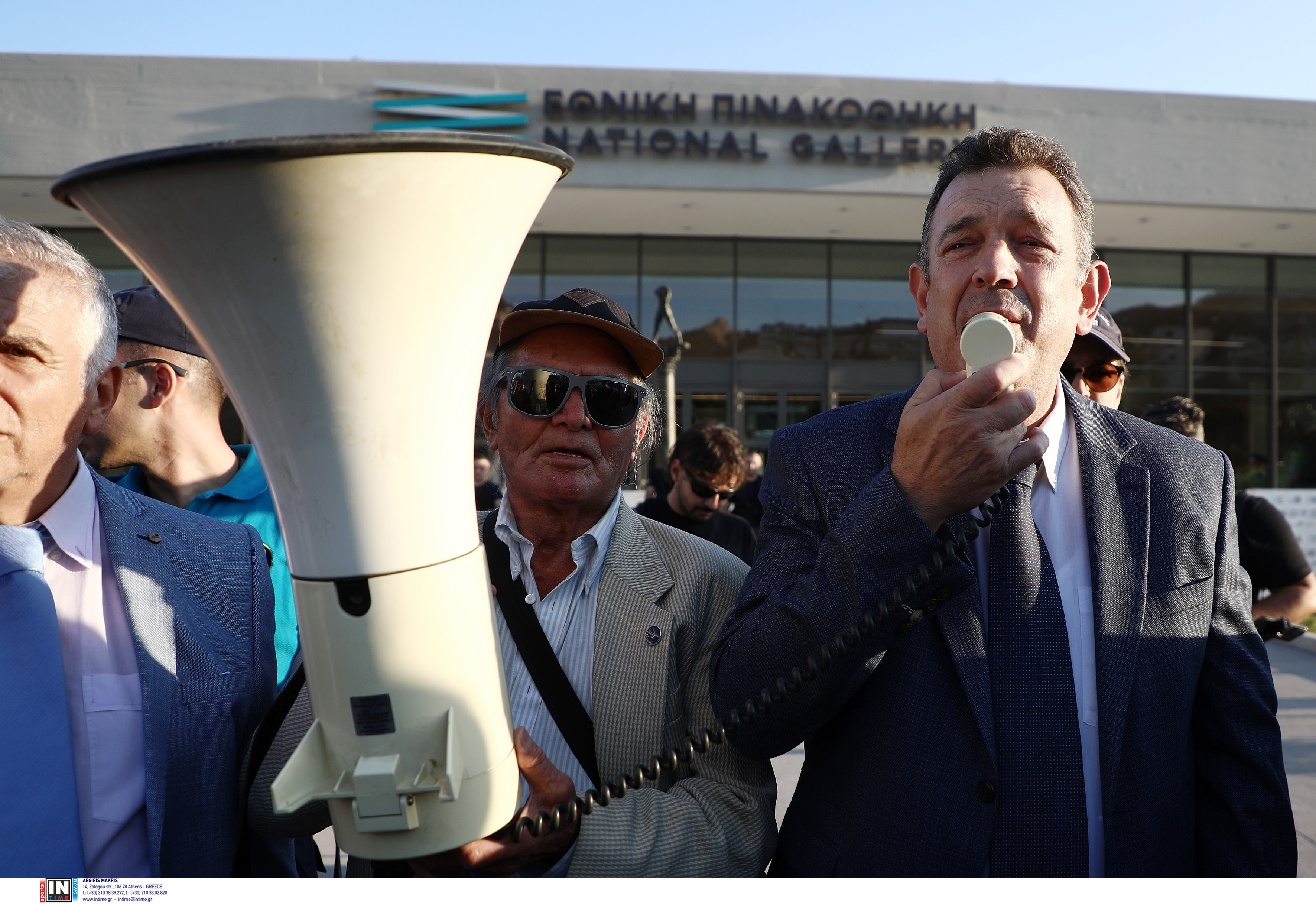 Διαμαρτυρία έξω από την Εθνική Πινακοθήκη έπειτα από «κάλεσμα» του βουλευτή Ν. Παπαδόπουλου-1