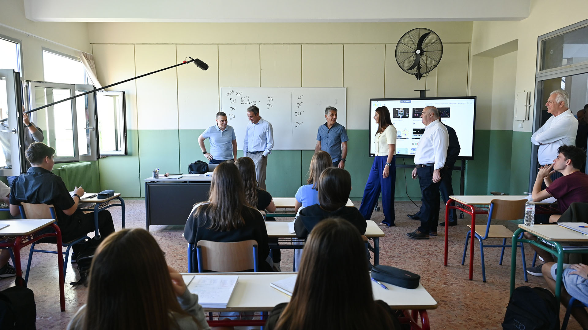 Επίσκεψη Μητσοτάκη σε Ωνάσειο Σχολείο στο Περιστέρι: Η κυβέρνηση επενδύει στη δημόσια παιδεία-1