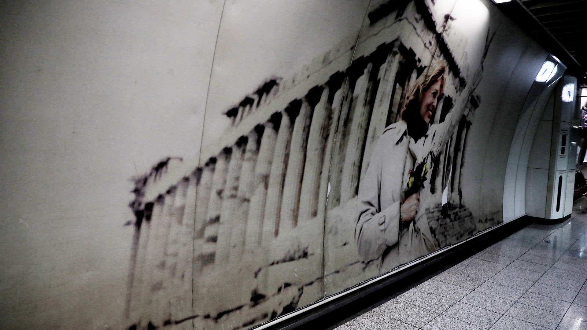 Φθορές στη φωτογραφία της Μελίνας Μερκούρη στον σταθμό «Ακρόπολη»-2