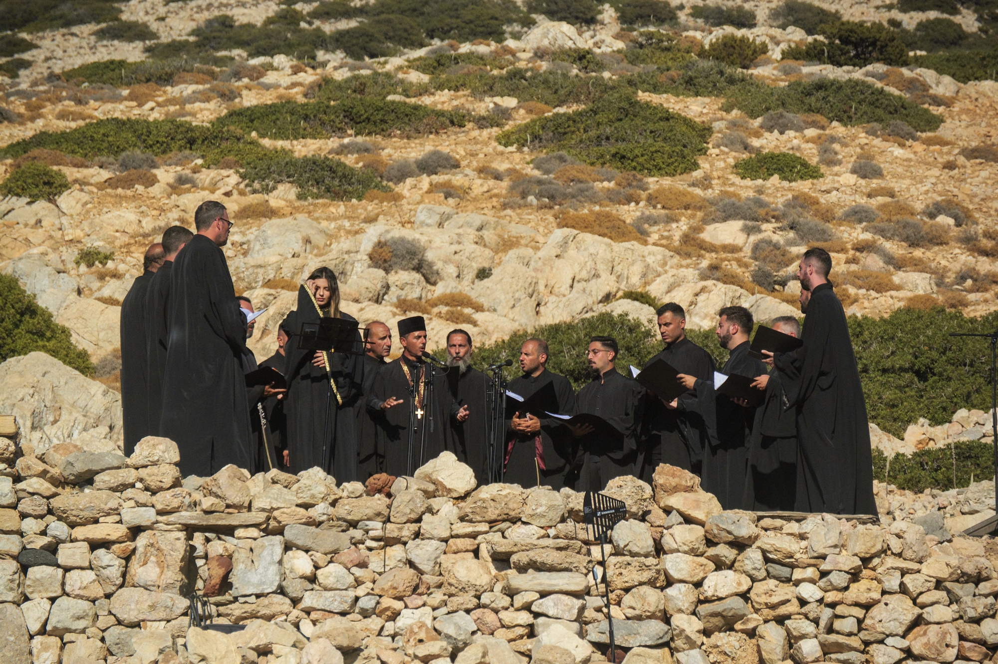 «Οσο ζεις, να λάμπεις». Μια σπουδαία συναυλία έσπασε για λίγο τη μοναξιά της ακατοίκητης Κέρου-4