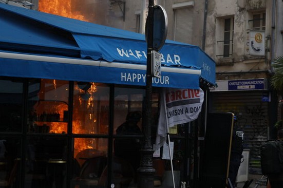 φωτιά-σε-εστιατόριο-στο-κέντρο-του-παρ-563806009