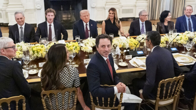 οι-ceo-κολακεύουν-τον-τραμπ-563800189