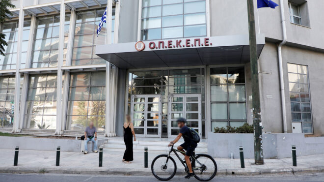 κομισιόν-εξι-μήνες-διορία-για-τη-σύνδε-563824882