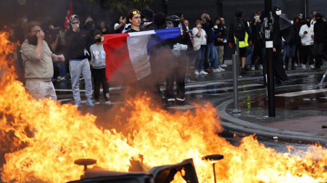 αλλαγή-σκυτάλης-εν-μέσω-μαζικών-διαδη-563807095