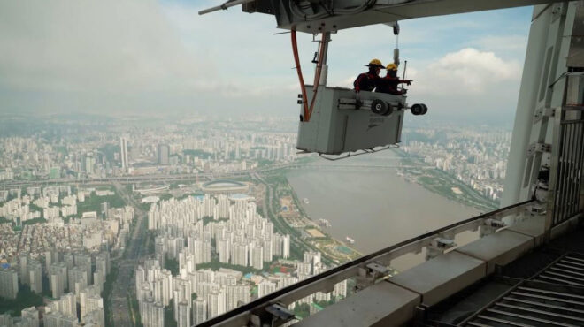 καθαρίζοντας-τζάμια-σε-ύψος-555-μέτρων-563841382