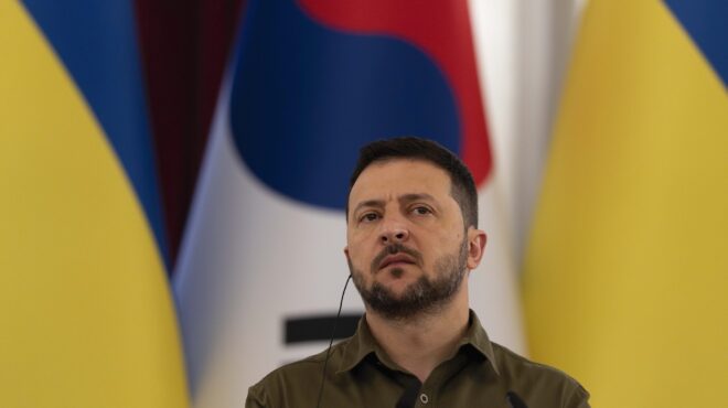 ο-ζελένσκι-βλέπει-μοντέλο-νότιας-κορ-563796247