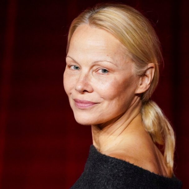 η-πάμελα-αντερσον-έσκισε-τα-playboy-και-βρήκε-563807560