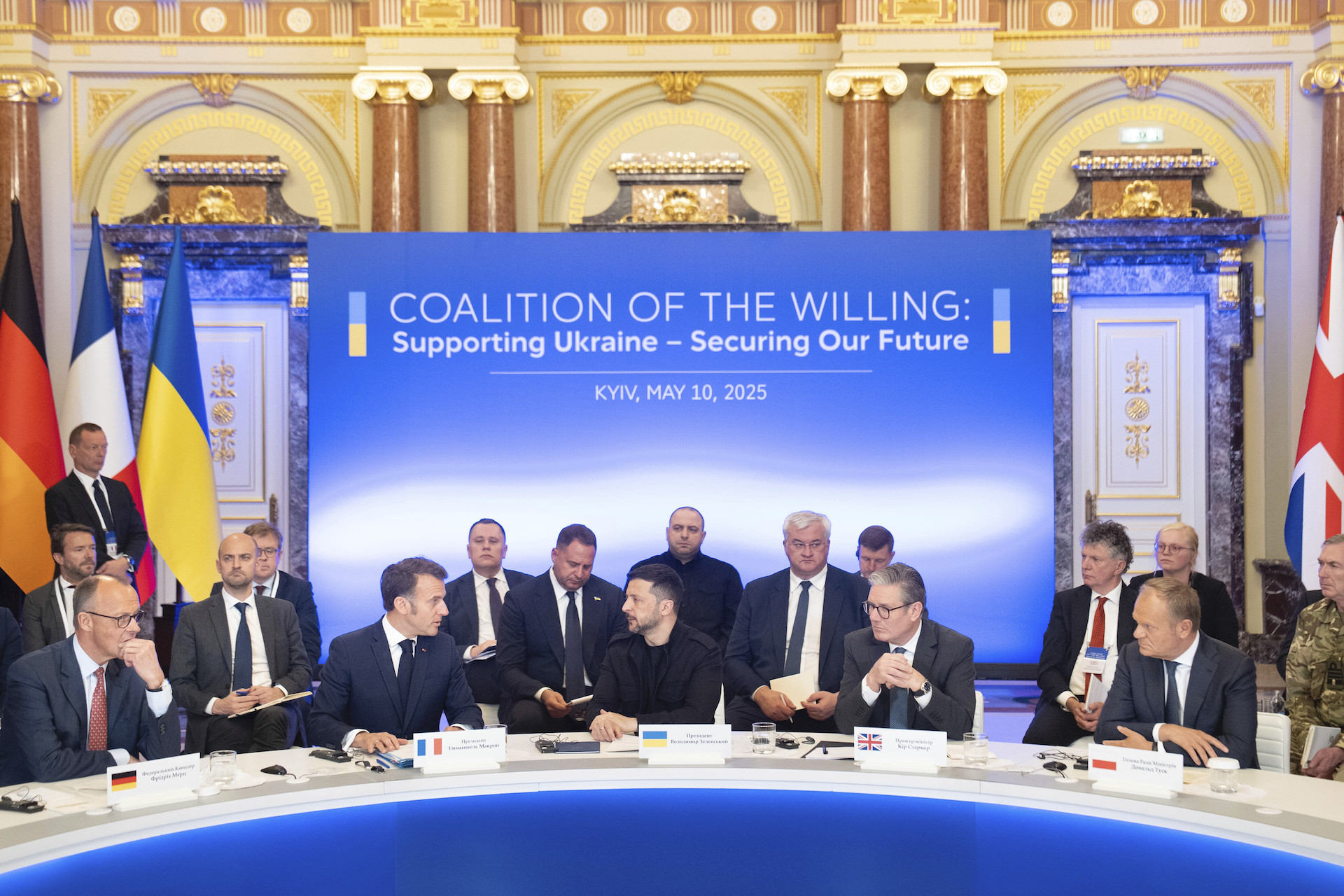 Μακρόν – Στάρμερ – Μερτς: Δυναμικοί εκτός των συνόρων, αποδυναμωμένοι εντός-3