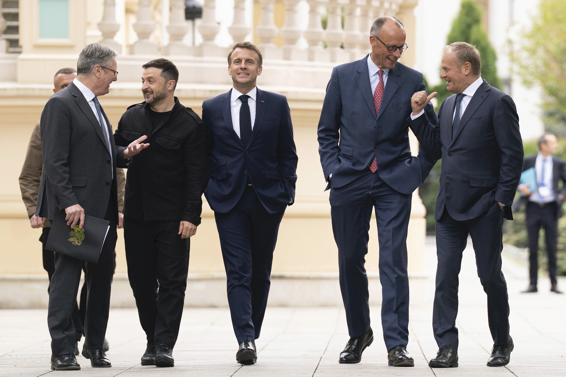 Μακρόν – Στάρμερ – Μερτς: Δυναμικοί εκτός των συνόρων, αποδυναμωμένοι εντός-2