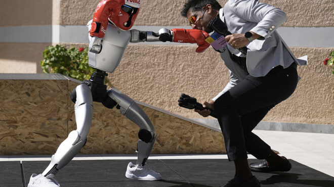 ρομπότ-στην-αρχαία-ολυμπία-563790610