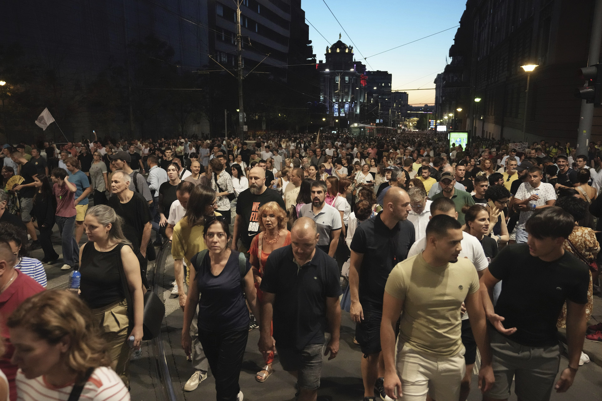 Στην Κίνα ο Βούτσιτς, στους δρόμους της Σερβίας οι διαδηλωτές-1