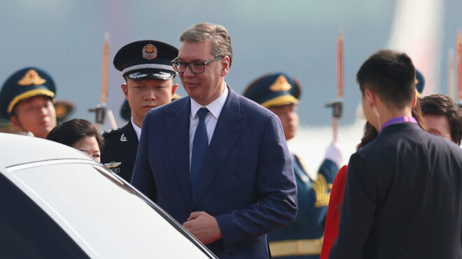 στην-κίνα-ο-βούτσιτς-στους-δρόμους-της-563792119