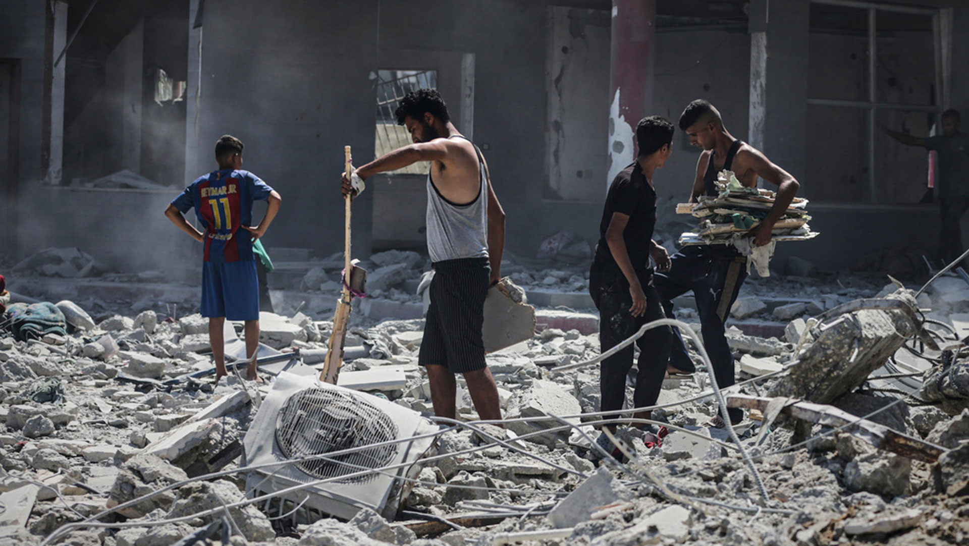 Νέο χτύπημα του ισραηλινού στρατού σε πολυώροφο κτίριο στην πόλη της Γάζας (βίντεο)-1