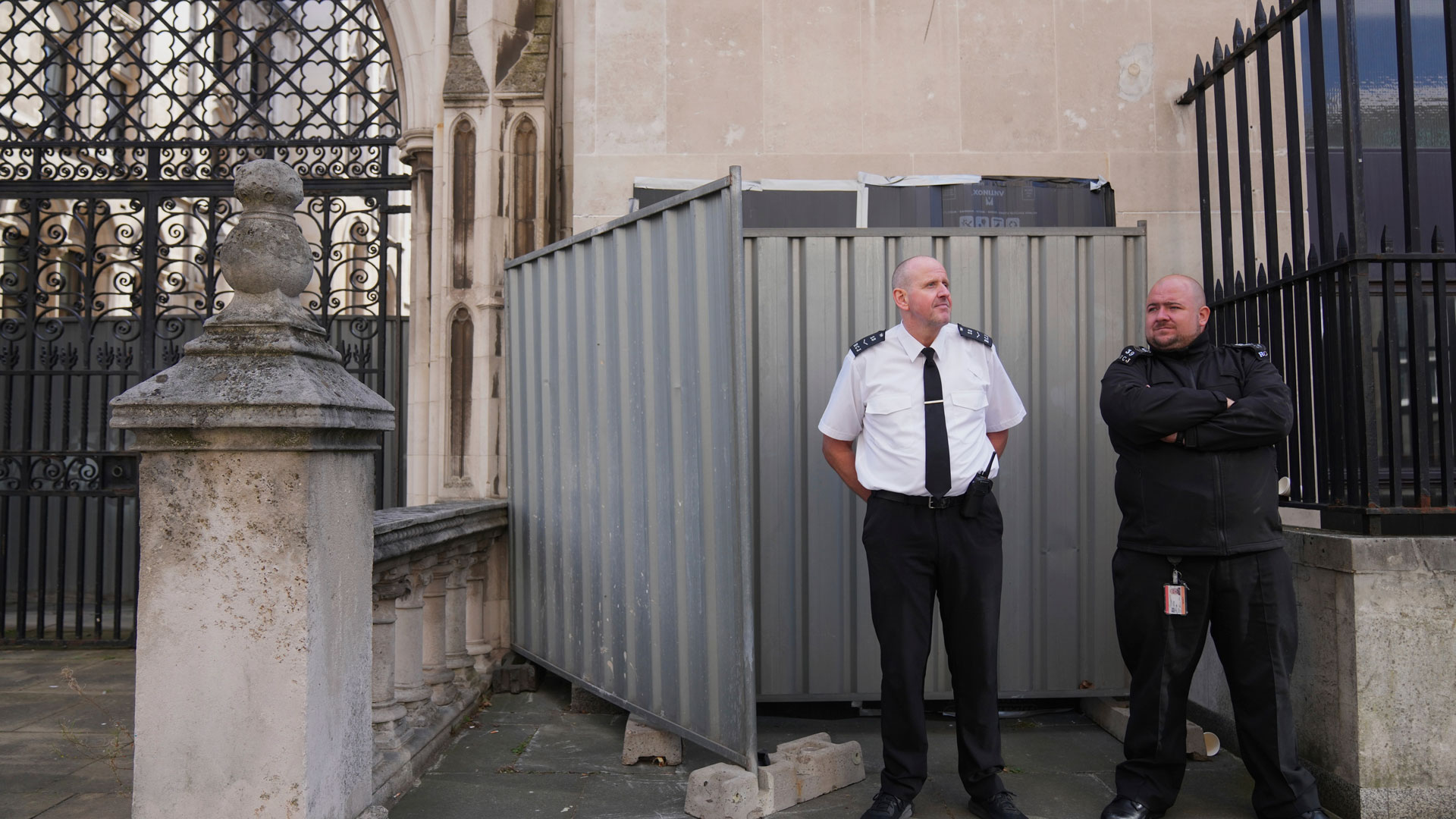 Λονδίνο: Γκράφιτι του Banksy έξω από δικαστήριο προκάλεσε κινητοποίηση της αστυνομίας-1