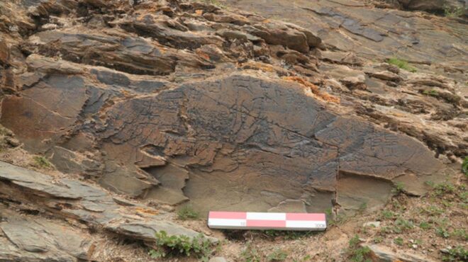 κίνα-επιγραφή-σε-βράχο-ηλικίας-2-200-ετών-563815303