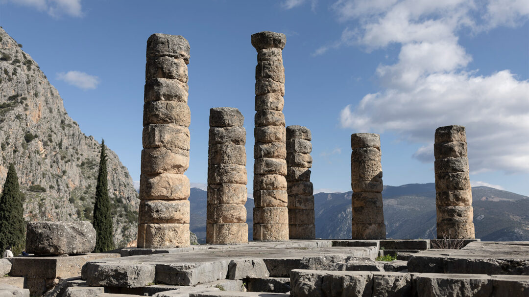 μια-κοντινή-απόδραση-στους-δελφούς-το-563792374