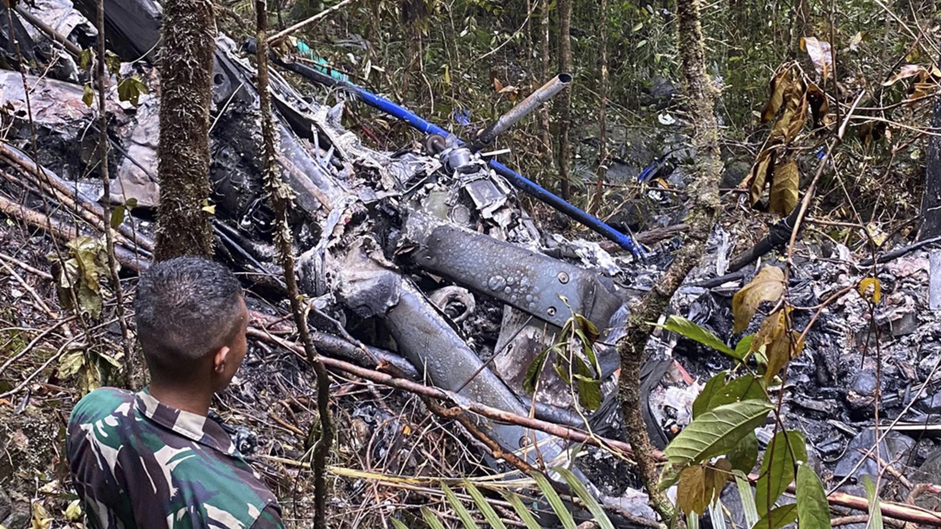 Ινδονησία: Εντοπίστηκε ελικόπτερο τρεις ημέρες μετά τη συντριβή του – Αγνοούνται επτά επιβαίνοντες-1