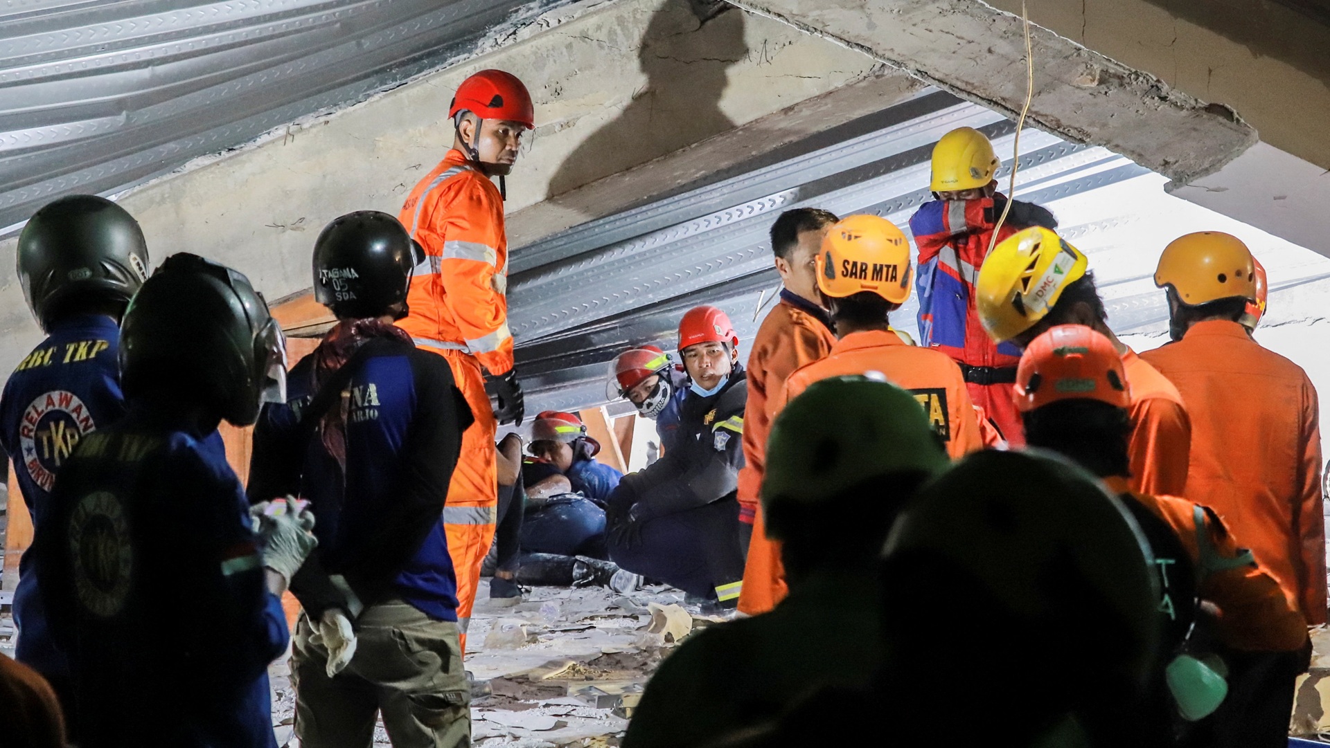 Ινδονησία: Τρεις νεκροί μαθητές και δεκάδες εγκλωβισμένοι σε ερείπια σχολείου [εικόνες]-1