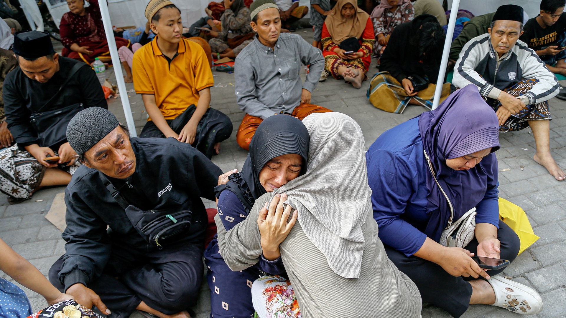 Ινδονησία: Τρεις νεκροί μαθητές και δεκάδες εγκλωβισμένοι σε ερείπια σχολείου [εικόνες]-3