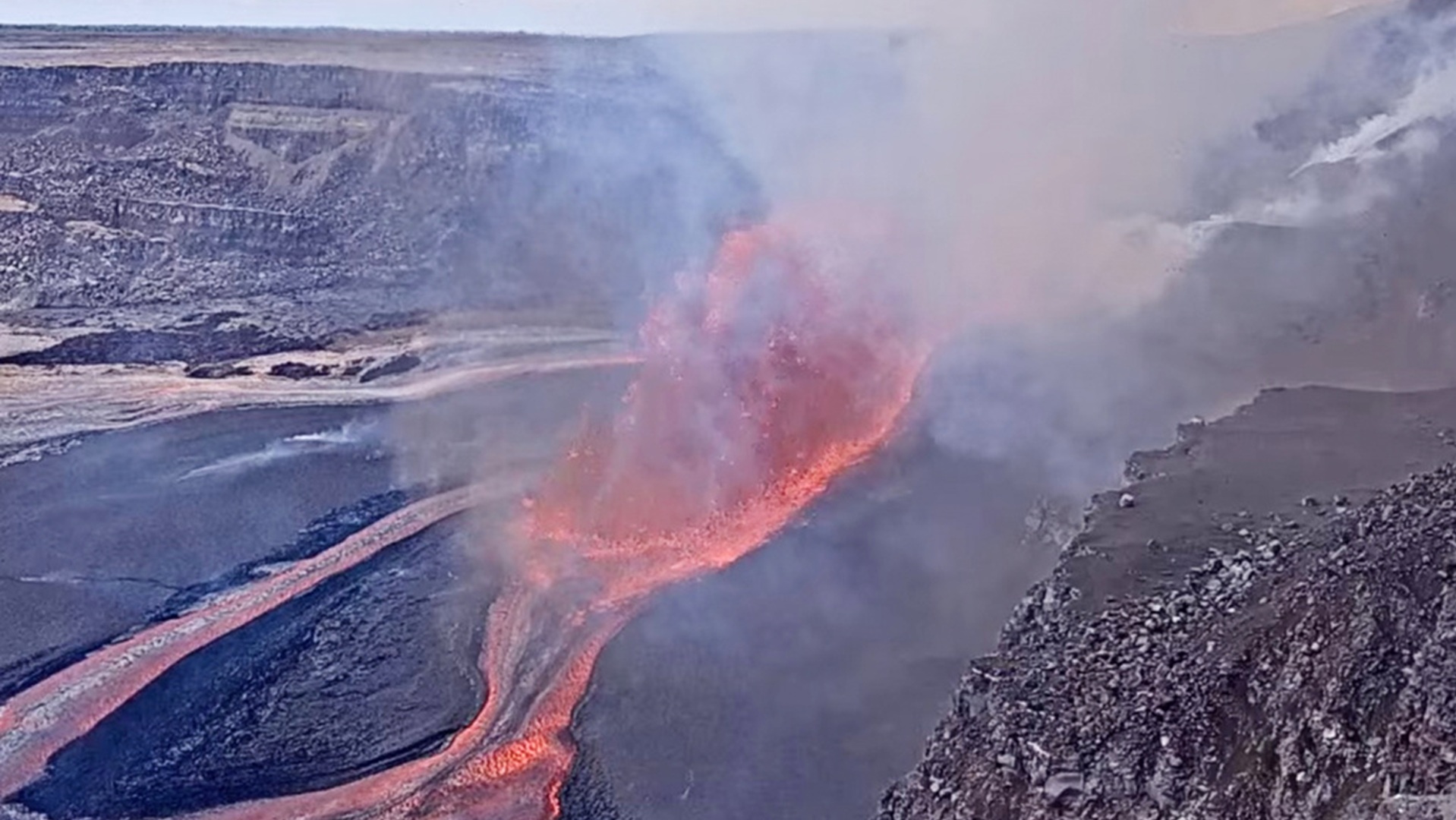 Χαβάη: Εκατό μέτρα στον αέρα υψώνεται ο πίδακας λάβας στο ηφαίστειο Κιλαουέα [εικόνες και βίντεο]-1