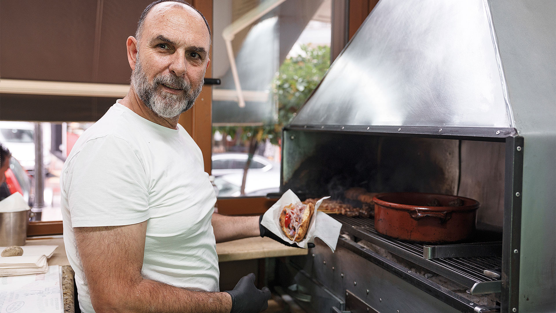 Καβάλα: Η πόλη που λατρεύει το σουβλάκι της-6