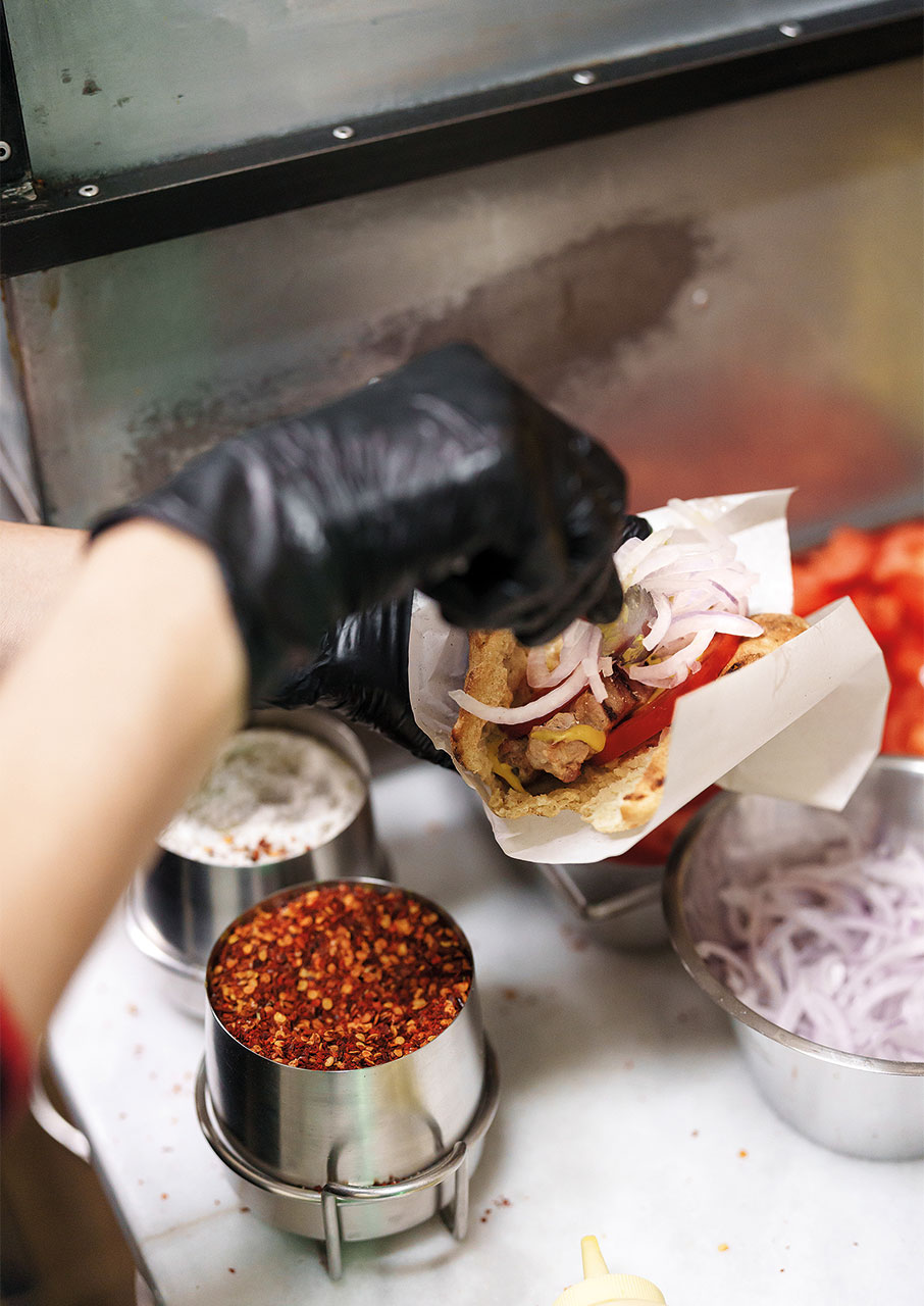 Καβάλα: Η πόλη που λατρεύει το σουβλάκι της-2