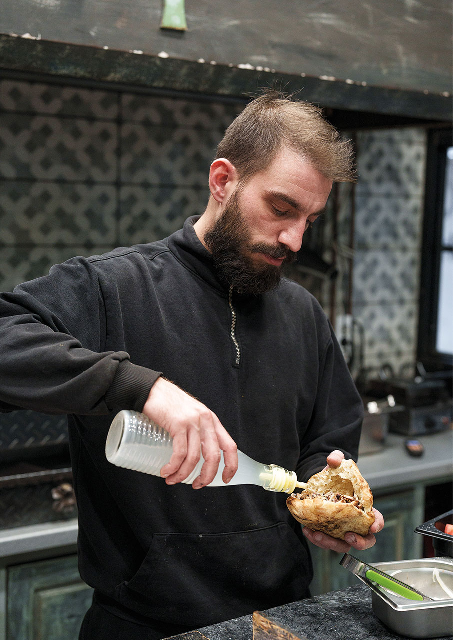 Καβάλα: Η πόλη που λατρεύει το σουβλάκι της-5