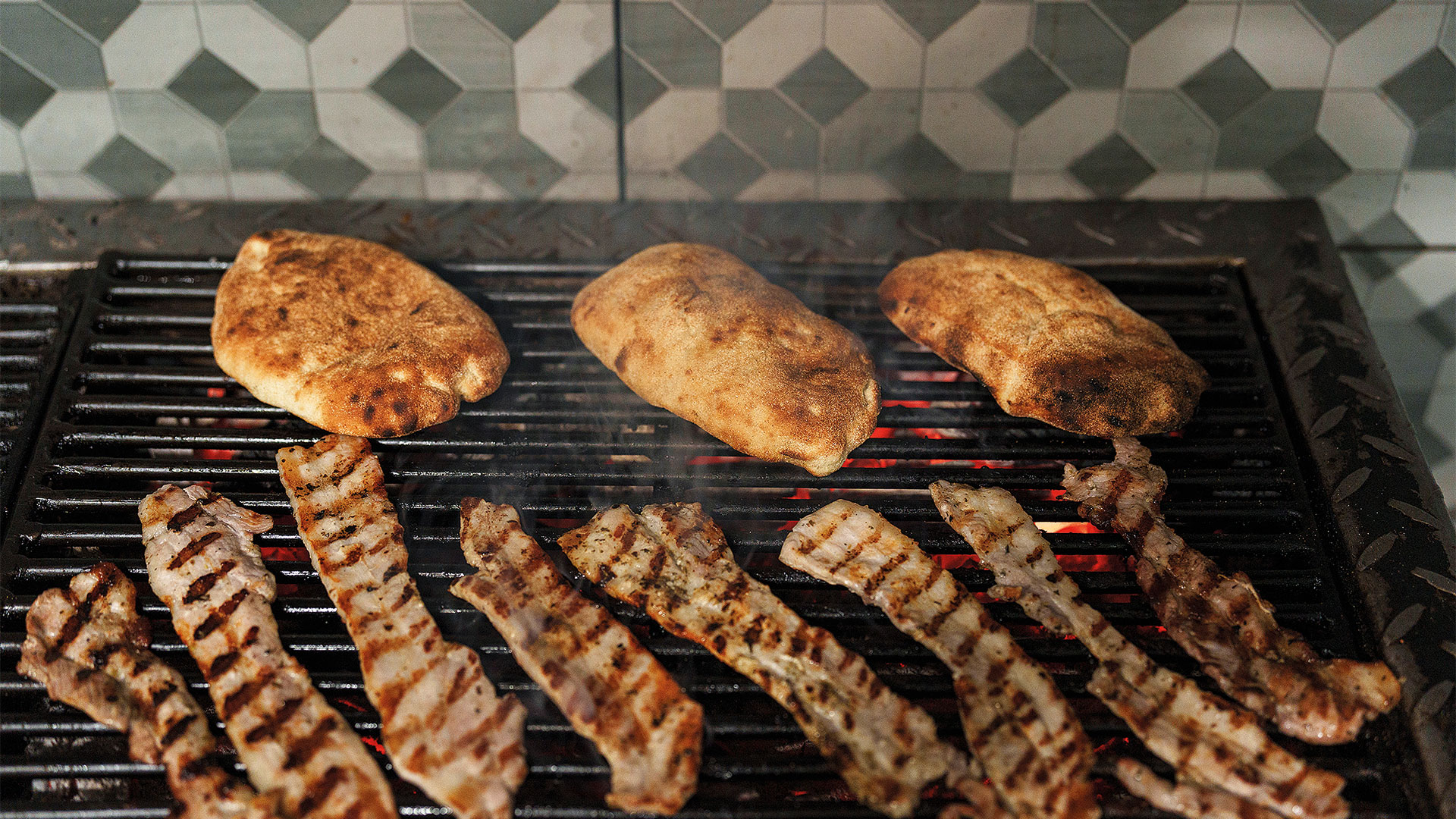 Καβάλα: Η πόλη που λατρεύει το σουβλάκι της-3