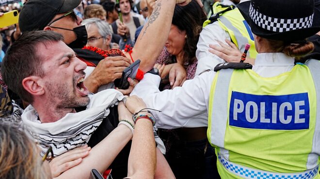 λονδίνο-σύλληψη-425-ατόμων-σε-συγκέντρω-563800957